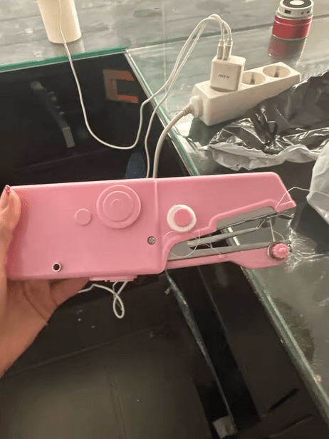 🪡 Machine à Coudre Portable — Réparez N’importe Quel Tissu en 30 Secondes, Sans Expérience